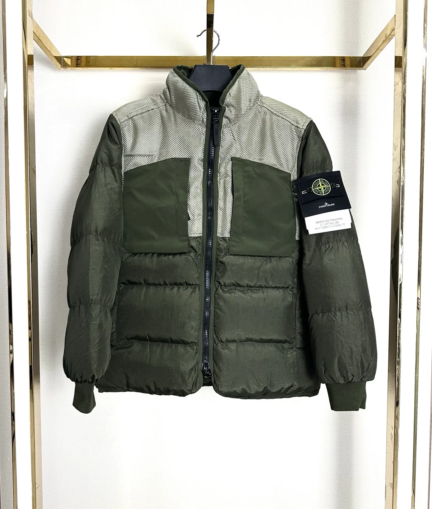 P300 STONE LSLAND/Stone Island metal nylon down jacket. This style is made of super fluffy combed down cotton. It is super warm and thick⚠️ One piece for winter. Top-notch stitching technology. The thermal insulation effect is even better than the down jacket. One piece for winter without stress. All metal hardware and accessories inside are customized one to one! The upper body of the whole dress is full of functionality and style. The fabric is made of metal nylon, windproof and waterproof. It is full of technology. An advanced player in the fabric field! Functional cotton clothing, a must-have for islanders, with unparalleled texture! Color: black silver gray military green fluorescent green haze blue yellow Size M-2XL